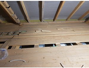 Volná/nezateplená konstrukce stropu pod nevytápěným prostorem